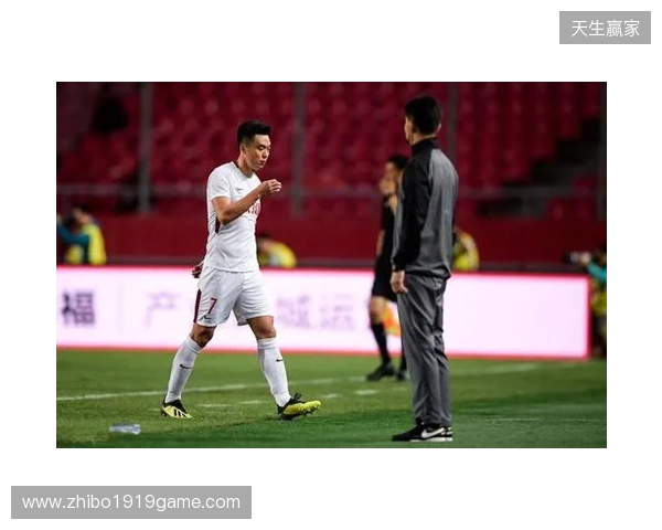 飞踹座椅染红!玉昆官方:门将教练米克尔造成恶劣影响,罚款2万